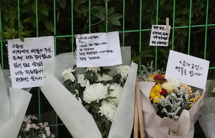 서현역 사건 현장에 놓여진 국화꽃 / 뉴스1