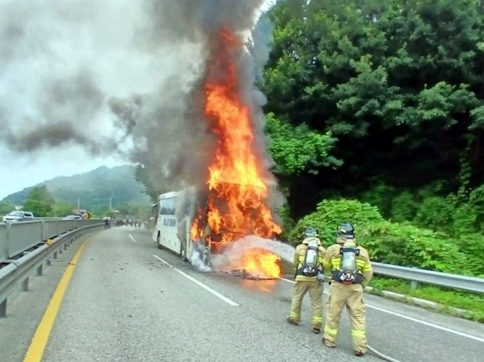 국도 달리던 관광버스서 화재... 운전기사 기지로 37명 전원 무사 대피