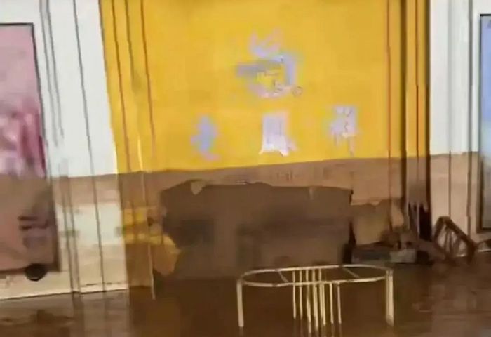 역대급 폭우가 ‘금은방’ 덮쳐 금 20kg 떠내려가... 뜻밖의 ‘보물찾기’ 시작한 주민들