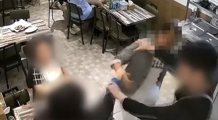 다짜고짜 뺨 때린 손님에 반격했더니 ‘쌍방’이라는 경찰... 식당 알바생 하소연에 변호사의 판단 (영상)