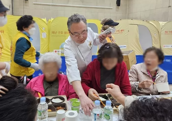 흑백요리사에 출연한 안유성 명장이 27일 오후 경북 안동체육관을 찾아 산불 이재민들에 김밥과 닭죽 등 먹거리를 나누고 있다. / 뉴스1