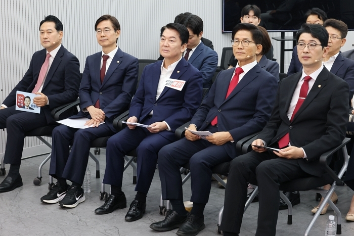 지난 3일 국민의힘 당 대표 후보들이 서울 여의도 중앙당사에서 열린 제6차 전당대회 후보자 비전대회에 참석해 나란히 앉아 있다. / 뉴스1