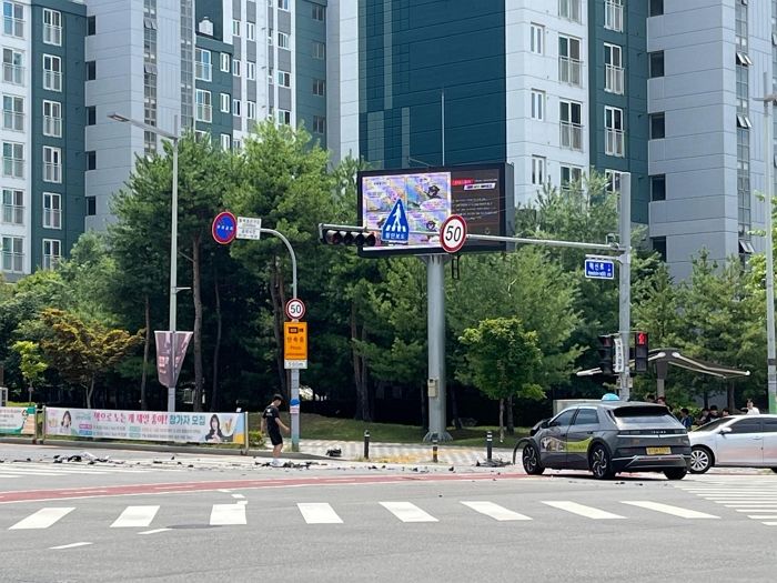 “8차선 교통사고 발생하자 맨몸으로 사고 수습 다하고 사라진 대학생을 찾습니다”