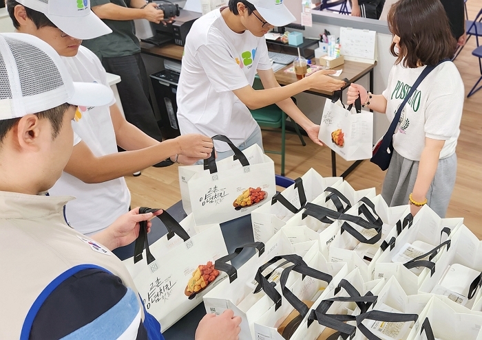교촌, 발달장애인 합주단 ‘뮤직팔레트’에 치킨 50마리와 응원 전달