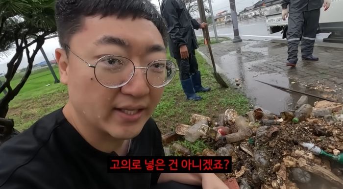 “이래서 도로가 잠기는구나”... 폭우 현장 하수구서 2시간 동안 고군분투하며 쓰레기 빼낸 공무원들 (영상)