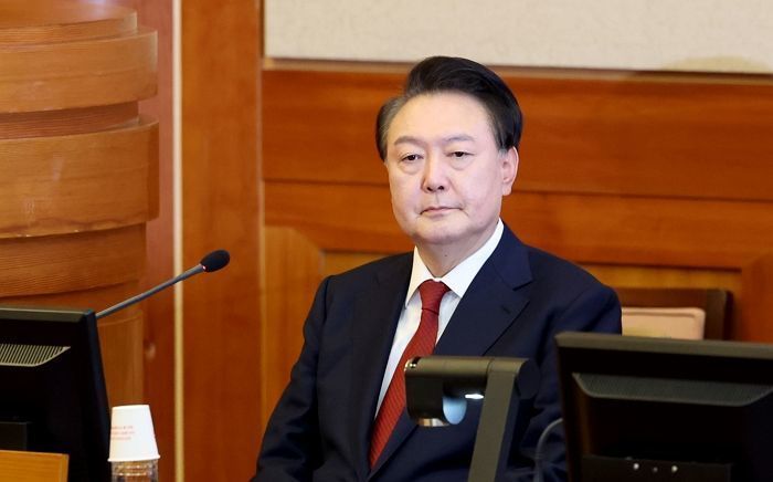 ‘속옷차림 체포불응’ 윤석열, 특검과 공방... “너무 더워 잠시 벗은 것 vs 완강히 저항”