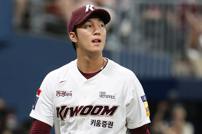 키움 안우진, 2군 훈련 중 ‘벌칙’ 받다 어깨 부상... 시즌아웃 가능성