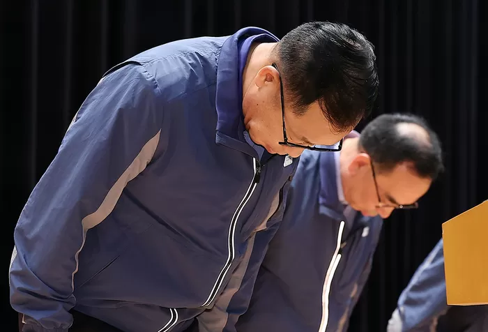 정희민 포스코이앤씨 대표이사가 29일 오후 인천 연수구 포스코이앤씨 송도사옥에서 고속국도 공사 현장 사망사고와 관련해 사과문을 발표 후 고개 숙여 인사하고 있다. 2025.7.29/뉴스1