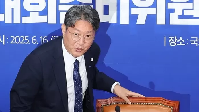 이춘석 더불어민주당 전국당원대회준비위원회 위원장이 16일 오후 서울 여의도 국회에서 열린 전당대회준비위원회 1차 회의에 입장하고 있다. 뉴스1