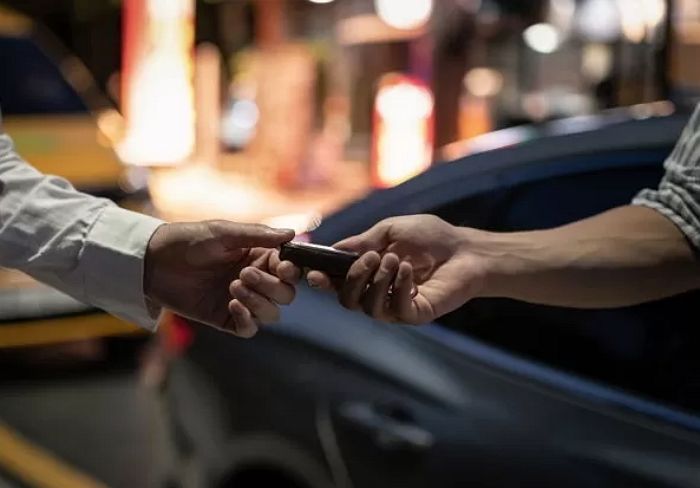 함께 술 먹다 “차 골목까지만 옮겨달라”던 40년 지기, 운전대 잡자마자 ‘음주운전’으로 신고