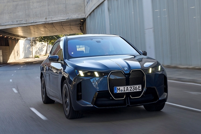 사진-BMW 코리아, 강렬한 디자인과 향상된 주행성능 갖춘 '뉴 iX' 공식 출시 (2).jpg