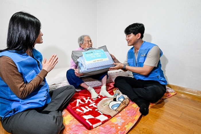 (KT&G 보도사진2) KT&G 기후위기 취약계층 보호 위한 여름나기 물품 지원.jpg