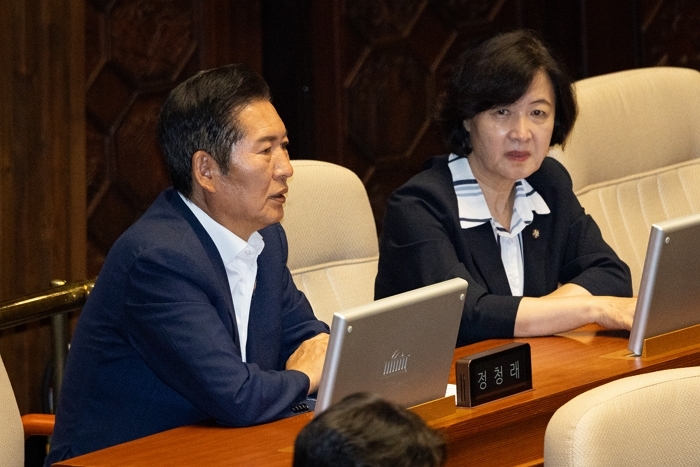 지난달 23일 정청래 더불어민주당 대표가 서울 여의도 국회에서 열린 제427회 국회(임시회) 제427-2차 본회의에서 추미애 의원과 대화하고 있다. / 뉴스1