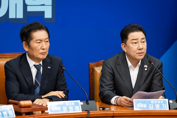 6일 김병기 더불어민주당 원내대표가 서울 여의도 국회에서 열린 최고위원회의에서 모두 발언을 하고 있다. / 뉴스1