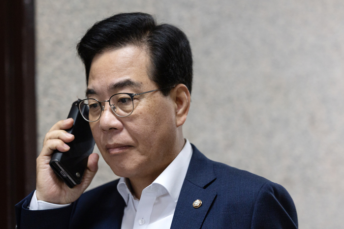 origin_굳은표정으로통화하는송언석원내대표.jpg