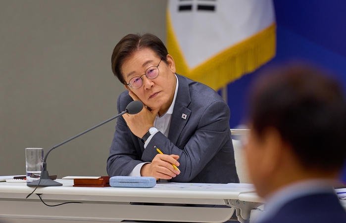 origin_경청하는이재명대통령.jpg