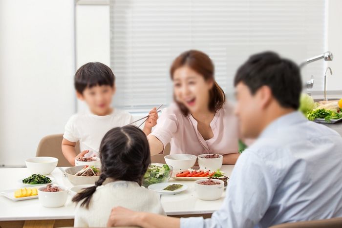 ‘아빠·엄마·아이 둘’ 전통적 4인 가구, 300만 첫 붕괴... 1·2인 가구는 증가