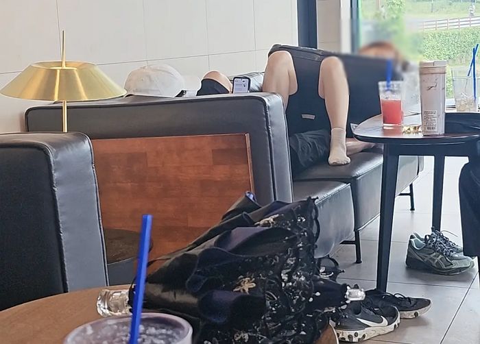 “자기 집 안방인 줄”... 카페 소파에 신발 벗고 누워있는 민폐 손님들