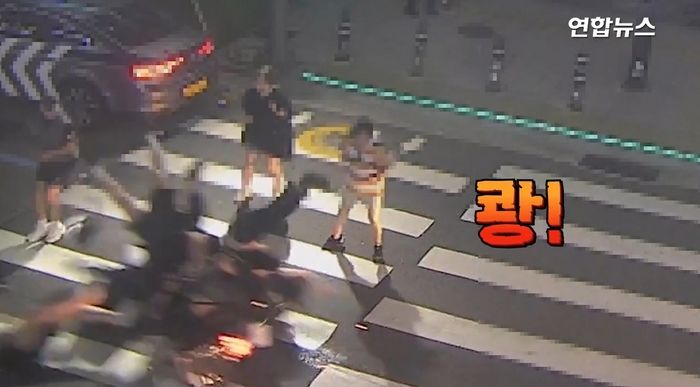 “여친이 바람나서”... 20대가 몰던 ‘음주 오토바이’, 횡단보도 건너던 행인 4명 그대로 덮쳐 (영상)