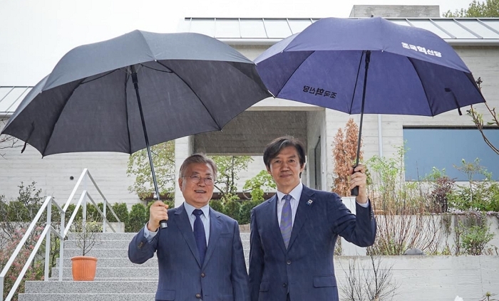 origin_문재인전대통령예방한조국대표.jpg