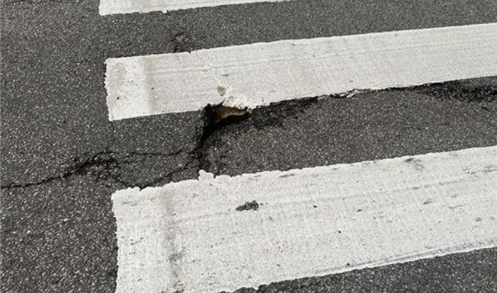 한국도로교통공단 “횡단보도 건널 때 주의”... 여름 폭염에 아스팔트 변형 빈번