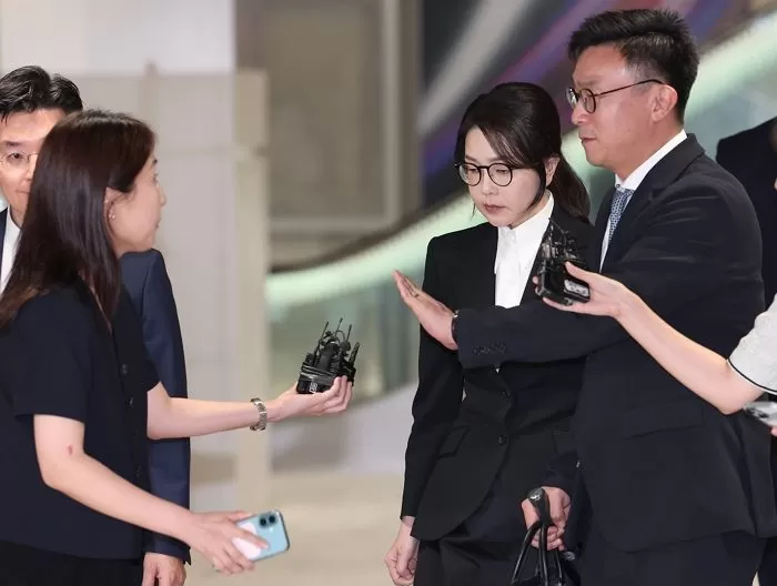 윤석열 전 대통령의 부인 김건희 여사가 6일 서울 종로구 KT광화문빌딩에 마련된 김건희 특검팀(특별검사 민중기) 사무실에 피의자 신분으로 출석해 조사를 마친 뒤 귀가하고 있다. 2025.8.6/뉴스1