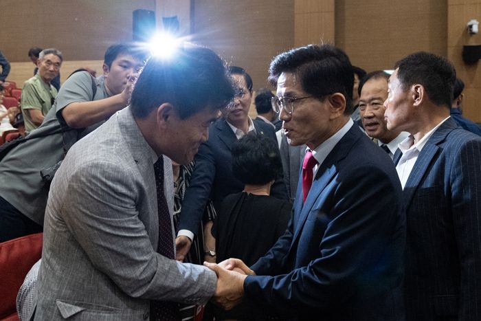 김문수, 출연 계획 없다던 ‘전한길 토론회’ 결국 참석