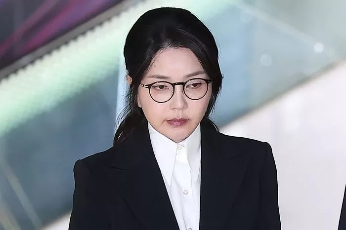 윤석열 전 대통령의 부인 김건희 여사가 6일 서울 종로구 KT광화문빌딩에 마련된 김건희 특검팀(특별검사 민중기) 사무실에서 조사를 마친 후 귀가하고 있다. 2025.8.6/뉴스1