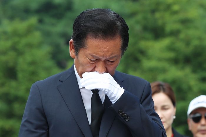 노무현 전 대통령 묘역 찾은 정청래... 눈시울 붉히며 “잘 하겠습니다”