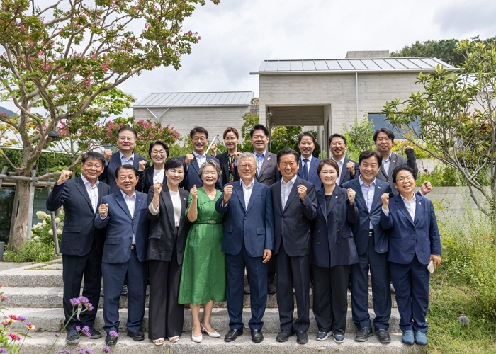 origin_평산마을찾은더불어민주당지도부문전대통령과의만남.jpg