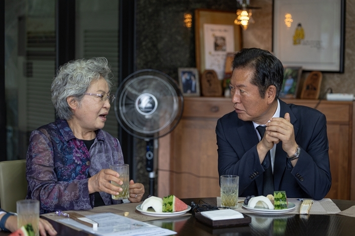 origin_대화나누는권양숙여사와정청래민주당대표.jpg