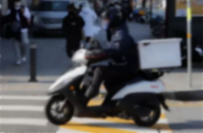 횡단보도 건너던 7세 친 ‘신호위반’ 배달 오토바이... “사과도 없이 담배만 피워”