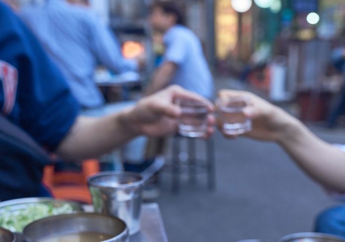 “왜 우리 엄마 욕 해”... 술 마시다 친구에 흉기 휘두른 50대 남성 체포