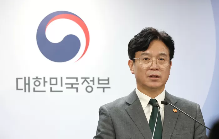 김영훈 고용노동부 장관이 29일 서울 종로구 정부서울청사에서 노동조합 및 노동관계조정법 개정안 관련 브리핑을 하고 있다. 2025.7.29/뉴스1
