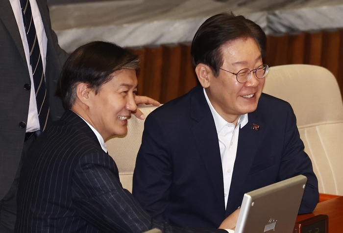 origin_이재명·조국미소.jpg