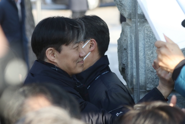 origin_수감전지지자들에게인사하는조국전대표.jpg