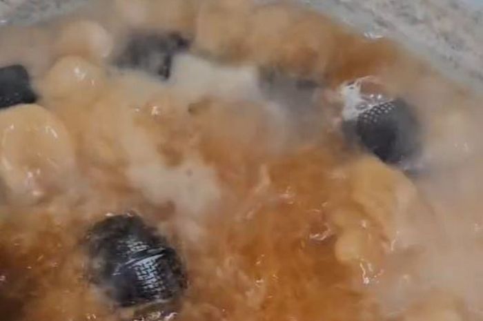 “립스틱 찌든 때 다 나와”... ‘마이크’ 솥에 펄펄 삶아 소독하는 코인 노래방 사장님의 경고 (영상)