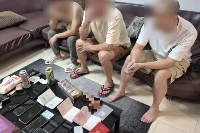 지난 6일(현지시간) 태국 파타야의 한 풀빌라에서 성행위 라이브 방송을 하다 현지 경찰에 적발된 중국인 남성 3명(사진 일부 모자이크 처리함). 방콕포스트 홈페이지 캡처