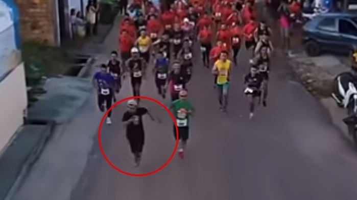슬리퍼 신고 달려 8km 완주... 술 취한 노숙자 인생 송두리째 바뀐 사연