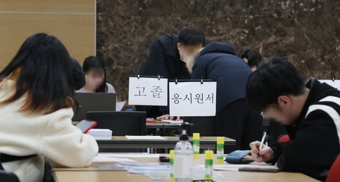 origin_2024년도제1회검정고시원서접수하는응시자들.jpg