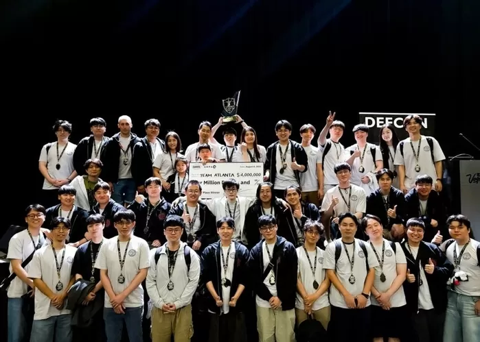 삼성전자와 국내외 대학으로 구성된 ‘팀 애틀란타’가 지난 8일(현지시간) 미국 라스베이거스에서 열린 ‘AI 사이버 챌린지’에서 우승한 뒤 기념사진을 찍고 있다. 삼성전자 제공
