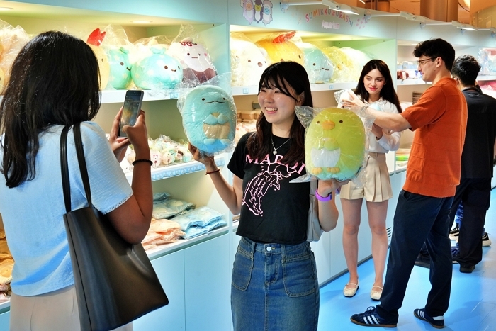 6. [롯데백화점] 서울특별시 송파구 신천동에 위치한 롯데월드몰점 1층 아트리움 광장에서 진행 중인 '스미코구라시' 팝업스토어에서 고객이 상품을 들고 있다..JPG