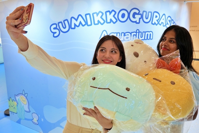 5. [롯데백화점] 서울특별시 송파구 신천동에 위치한 롯데월드몰점 1층 아트리움 광장에서 진행 중인 '스미코구라시' 팝업스토어에서 고객이 상품을 들고 있다..JPG