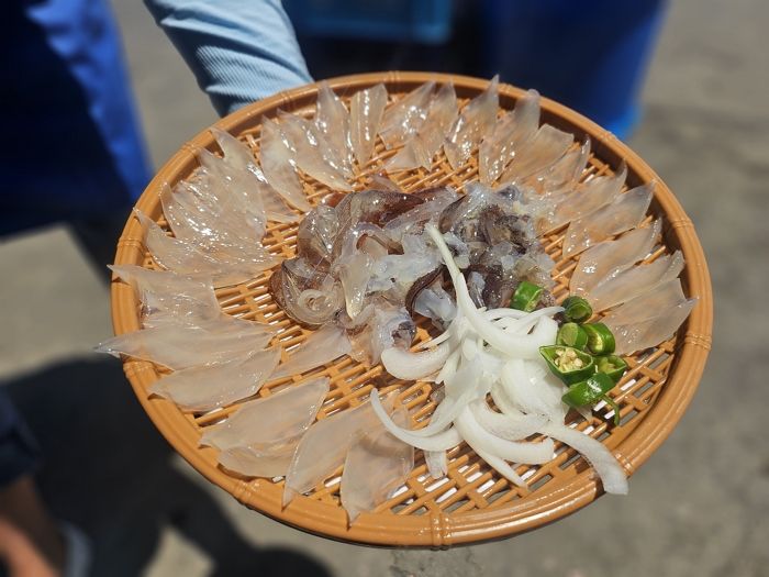 ‘불친절 논란’ 속초 오징어 난전, 이번에는 ‘바가지 논란’... “두 마리에 56000원”