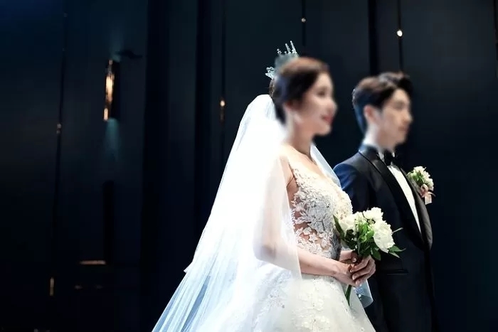 결혼식서 혼인 서약하다 ‘전 여친’ 이름 부른 새신랑... 신부 반응 봤더니