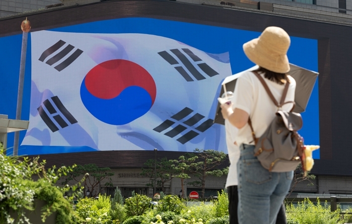 origin_도심에펼쳐진태극기.jpg