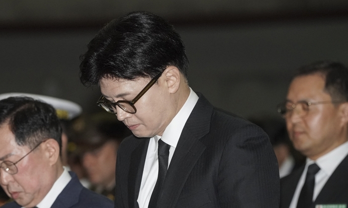 origin_묵념하는한동훈전대표.jpg