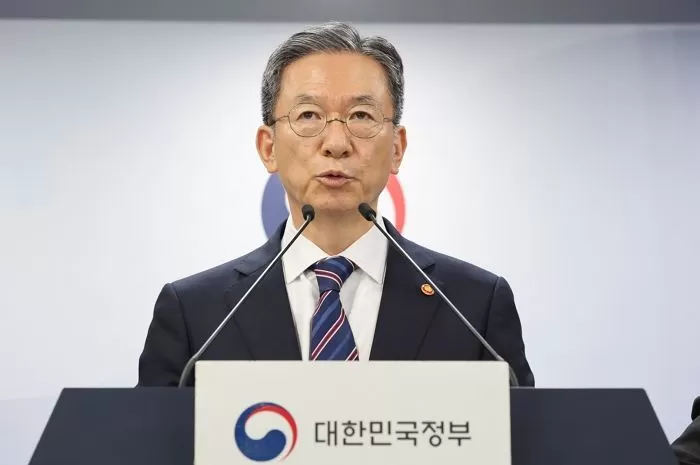 정성호 법무부 장관이 11일 오후 서울 종로구 정부서울청사에서 8·15 광복절 특별 사면 명단을 발표하고 있다. 이재명 정부의 첫 특별사면이기도 한 광복절 특사 명단에는 조국 전 조국혁신당 대표 부부, 최강욱 전 더불어민주당 의원, 윤미향 전 의원, 조희연 전 서울시교육감, 정찬민 전 국민의힘 의원, 홍문종 전 새누리당 의원, 심학봉 전 의원, 은수미 전 성남시장 등이 포함됐다. 2025.8.11/뉴스1