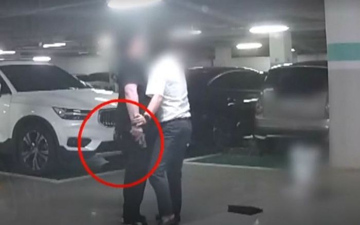 주차 시비 일자 “머리에 구멍 내준다”며 ‘권총’ 꺼내든 20대, 알고 보니...