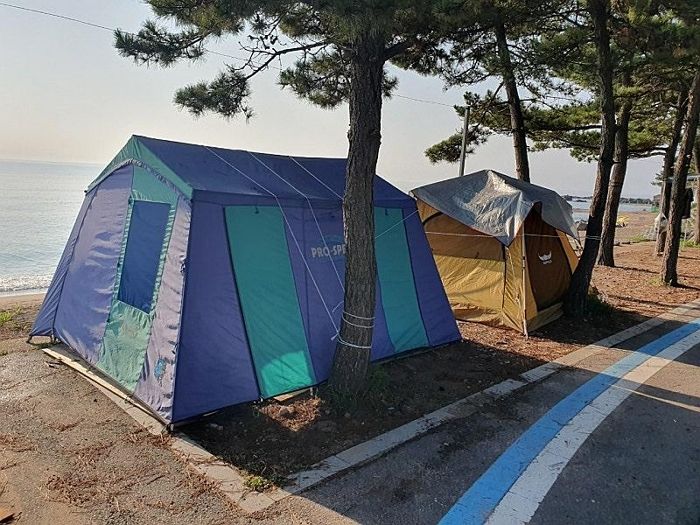 휴가철, 캠핑카 알박기에 이어 등장하고 있는 ‘텐트 알박기’